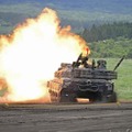 陸上自衛隊の「富士総合火力演習」で砲弾を放つ10式戦車＝28日午前、静岡県の東富士演習場