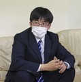 記者会見する被害者側代理人の前田誓也弁護士＝1日、仙台市