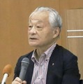 記者会見する河合弘之弁護士＝6日、静岡県沼津市