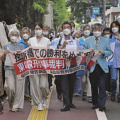 上申書提出のため東京高裁に向かう被害者参加代理人ら＝28日午前、東京・霞が関