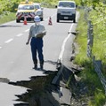 地震の影響で陥没した北海道中川町の道路＝11日午前