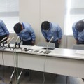 記者会見で謝罪する日本製鉄東日本製鉄所の谷潤一所長（左から2人目）ら＝18日午後、千葉県庁