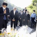 事故現場近くの慰霊碑で献花し黙とうする遺族ら＝10日午後、長野県軽井沢町