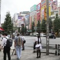 東京・秋葉原を行き交う人たち＝7月