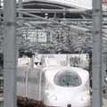 JR長崎駅（奥）を出発する西九州新幹線＝9月、長崎市