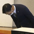 記者会見で陳謝する吉田久彦社長＝27日午前、石川県加賀市
