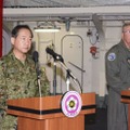 護衛艦いずもで記者会見する山崎幸二統合幕僚長（左）と在日米軍のラップ司令官＝14日午前