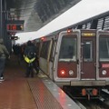 ワシントン首都圏交通局地下鉄のワシントン・ダレス国際空港駅を利用する乗客ら＝15日、米バージニア州（共同）