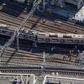 脱線した京成電鉄の回送電車＝17日午前11時18分、東京都葛飾区（共同通信社ヘリから）