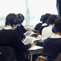 東京都が実施した英語のスピーキングテストを受ける中学3年の生徒たち＝27日、東京都内（都教育委員会提供）