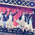 「どうしても君が好きだ」を披露する小栗有以、本田仁美「AKB48春コンサート2023inぴあアリーナMM」（C）AKB48