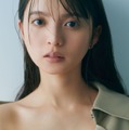 大人な美デコルテを披露する齋藤飛鳥／撮影：三瓶康友