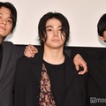 肩を組み客席から拍手が起こった北村匠海、村上虹郎、吉沢亮（C）モデルプレス