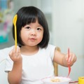 【キャンプで】1歳半の子どもがテーブルにあった巨峰を！？…→次の瞬間、見せた表情に「おかしくて笑ってしまった」