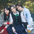 櫻坂46小島凪紗＆谷口愛季＆村井優、仲良く身を寄せ合ってにっこり！成長著しい三期生の魅力を深堀り