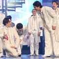 緊張が解けた渡辺翔太、亀梨和也のかっこよさに興奮する森本慎太郎（C）モデルプレス