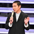 「黒くない？」と指摘され、「今日に向けてとある島で焼いてきました」と答えた柄本佑（C）モデルプレス