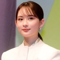 畑芽育、花束を手にした笑顔SHOTに反響「癒し」「写真可愛すぎる」 画像