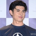 小島よしお、母がサプライズでイベント観覧 2ショットに反響「似てる」「仲良し」 画像