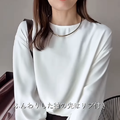 さりげなく華やかさを添えて。白ブラウス×ブラウンパンツの上品配色術【40代の毎日コーデ】