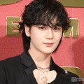 拳を構える豆原一成（C）モデルプレス