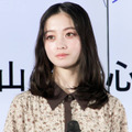 橋本環奈、真剣な眼差しの『天久鷹央の推理カルテ』オフSHOTに「凛々しくて可愛い」「どの角度も最高」の声