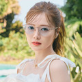 白石麻衣、色白美肩がチラリ！淡色カラーレンズメガネを取り入れた夏の着こなしを披露