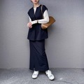 体のラインが出にくい！ダンボール素材ジレ×スカートのセットアップ風スタイル【40代の毎日コーデ】
