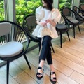 甘さときちんと感の絶妙バランス！パフスリーブ×黒パンツで好印象を狙って【40代の毎日コーデ】 画像