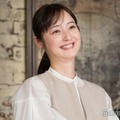 佐々木希、共演女優の美肌絶賛 本人反応で「美人同士のやりとり癒される」「写真が発光してる」の声 画像