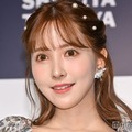 三上悠亜、ミニ丈トップスでほっそりウエストのぞく「スタイル抜群」「可愛すぎ」の声 画像