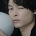 SixTONES松村北斗、妖艶な眼差しで“黒い魔泡”表現 自身のブラックな一面も告白 画像