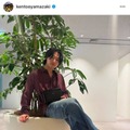 「足長っ！！」山崎賢人、スタイルの良さが際立つデニムSHOTに反響「いつもハンサム」「かっこよすぎ」