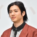 山田裕貴、堤真一との『木の上の軍隊』オフSHOTに反響「いい写真だなぁ」「泣いてしまいそう」 画像