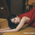 本田真凜、しなやかなボディラインが際立つ赤ドレスSHOT披露！ドキッとするような大人っぽい表情で魅せる 画像