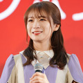 秋元真夏、亡き祖父との“お揃い”風コーデSHOTにファンほっこり「素敵な笑顔」「可愛すぎる」