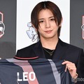 「Crazy Raccoon」電撃加入でLEOのユニフォームを持つ山田涼介（C）モデルプレス