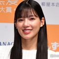 石井杏奈、金髪ボブ×ミニワンピで“ヘルシー肌見せ”「可愛すぎて二度見」「服の色とマッチしてる」の声 画像