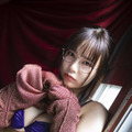 東雲うみ、思わず目を奪われる豊満バストがチラリ！刺激感たっぷりのグラビアで魅せる
