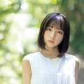 日向坂46大野愛実、ほっそり美腕を見せたワンピースSHOT披露！夏景色の中で透明感と儚さがあふれる 画像