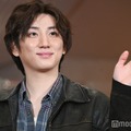手を振る京本大我（C）モデルプレス