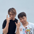 ノンスタ井上、NEWS小山慶一郎と“キメポーズ”でパシャリ！気さくな人柄に好感「本当に良い人」 画像