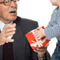 誕生日を迎えた50代の祖父　孫がプレゼントを渡した瞬間⇒祖母への”予想外の行動”に「まだ2歳なのに」「優しい」