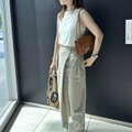 小物使いが洗練見えの秘訣。白ノースリーブ×ベージュワイドパンツでつくるきれいめスタイル【40代の毎日コーデ】 画像