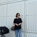 シックな万能スタイル。ブラックブラウスで叶える上品お出かけカジュアル【40代の毎日コーデ】