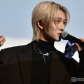 湊及びRYUKIのバッグの持ち方を再現したNAOYA（C）モデルプレス