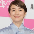 鈴木京香、気品溢れるノースリドレス姿に「美しすぎる」「永遠の憧れ」の声 画像