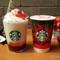 （左から）ストロベリー & ジョイフルメドレー ティー フラペチーノ、ストロベリー ムース & ジョイフルメドレー ティー ラテ（Hot）（C）モデルプレス