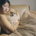 浜辺美波、愛犬たちとのモードなカットを披露！「わんこと巡る1年」コンセプトのカレンダー発売決定