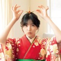 乃木坂46五百城茉央、赤の振袖姿でお茶目にパシャリ！華やかな迎春グラビアを披露